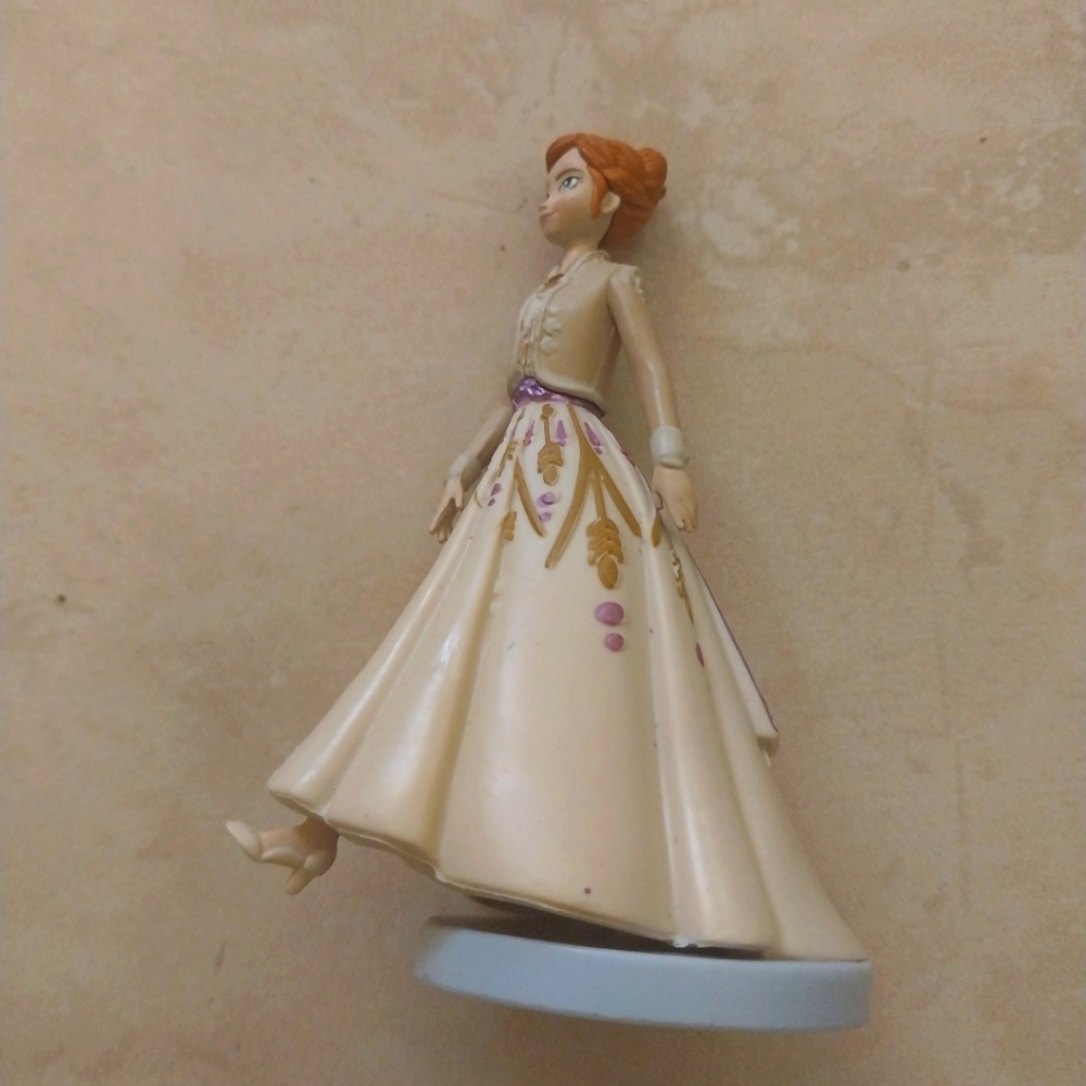 The Disney Store, LTD London Disney Frozen 2 Elsa Action Figure